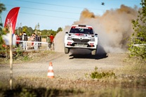 Sesku ģimene rāda klasi rallija “Kurzeme 2026” iesākumā